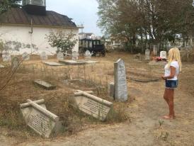Elena Udrea, poze desculţă în cimitir (foto)
