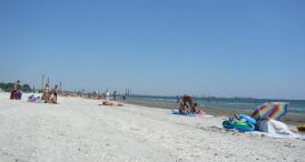 O firmă dedicată distracţiei administrează un sector de plajă în Năvodari (document)