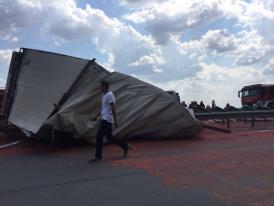 UPDATE 4 Se circulă cu 20km/hTrafic blocat pe Autostrada Soarelui din cauza unui accident rutier (galerie foto+video)           