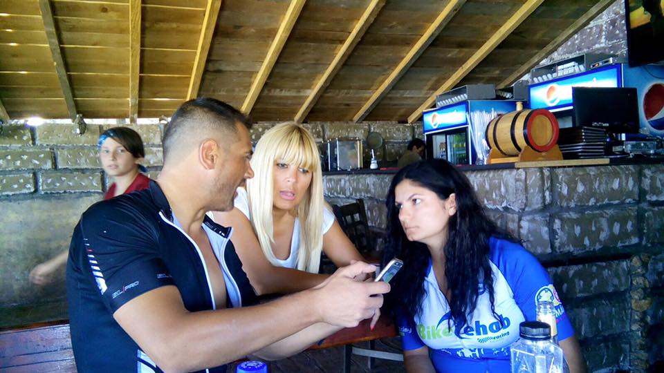 actiune de ecologizare elena udrea a luat la pas plaja din corbu cu sacul de gunoi in mana galerie foto