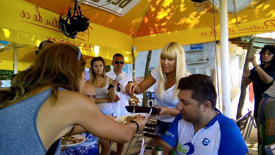 actiune de ecologizare elena udrea a luat la pas plaja din corbu cu sacul de gunoi in mana galerie foto