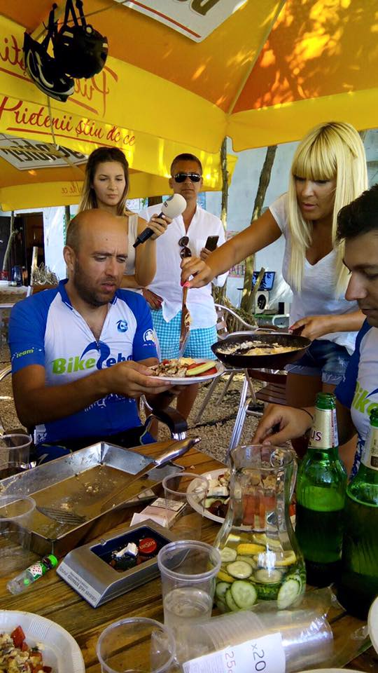 actiune de ecologizare elena udrea a luat la pas plaja din corbu cu sacul de gunoi in mana galerie foto