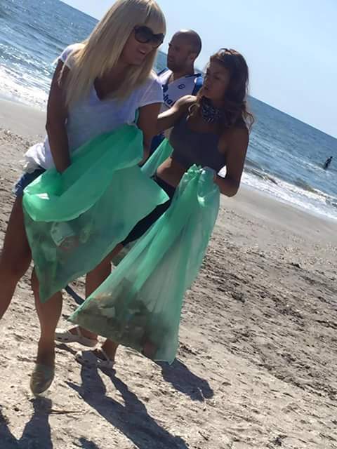 actiune de ecologizare elena udrea a luat la pas plaja din corbu cu sacul de gunoi in mana galerie foto