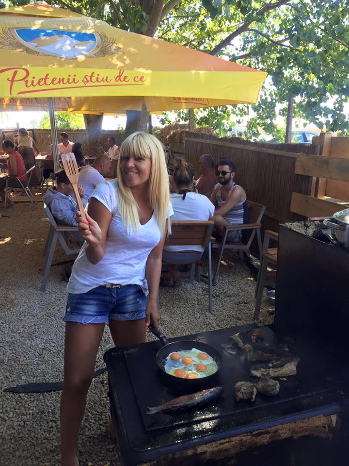 actiune de ecologizare elena udrea a luat la pas plaja din corbu cu sacul de gunoi in mana galerie foto