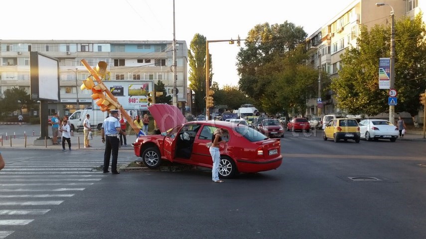 a intrat cu masina intr un semafor in zona garii 606010