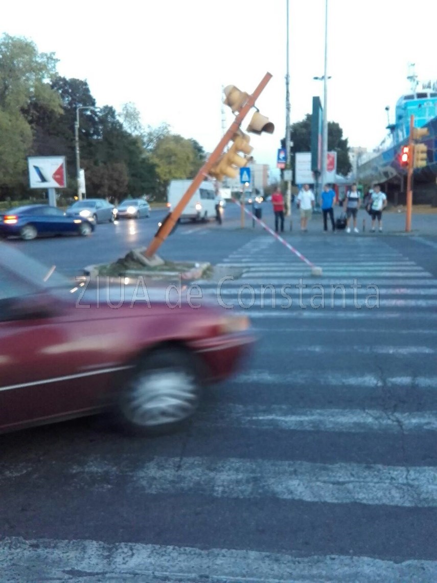 a intrat cu masina intr un semafor in zona garii 606010