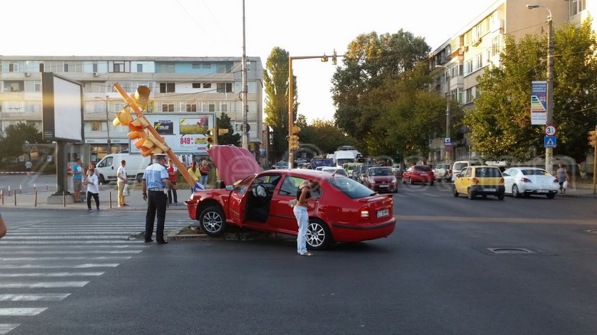 a intrat cu masina intr un semafor in zona garii 606010