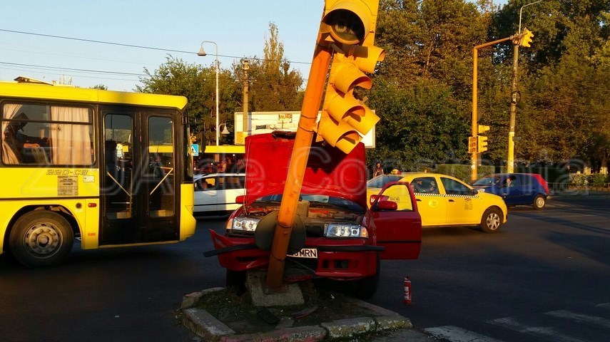 a intrat cu masina intr un semafor in zona garii 606010
