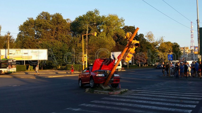 a intrat cu masina intr un semafor in zona garii 606010
