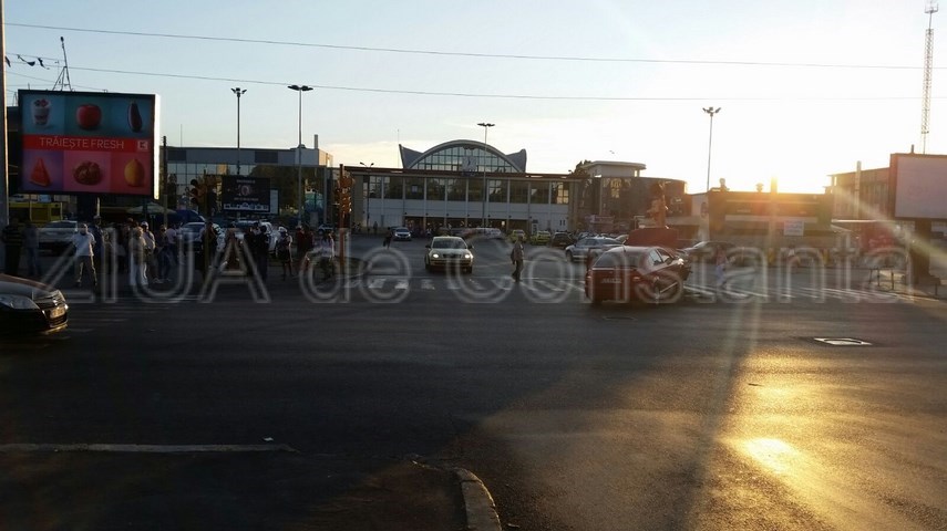 a intrat cu masina intr un semafor in zona garii 606010