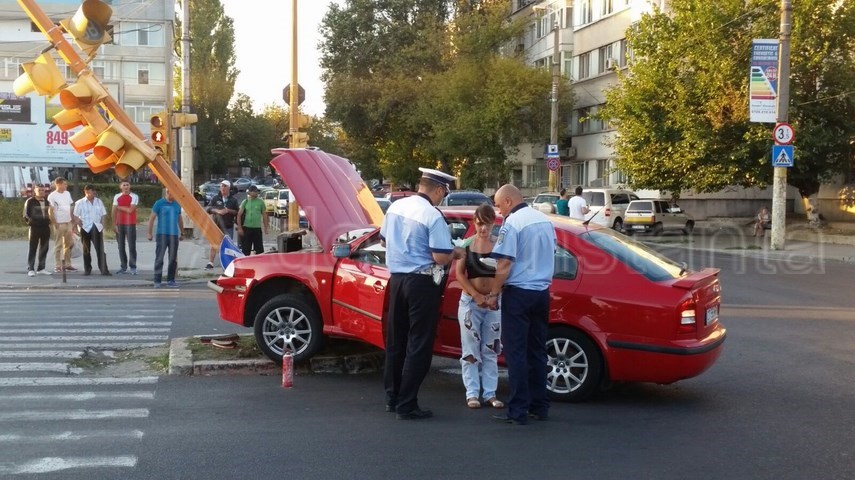 a intrat cu masina intr un semafor in zona garii 606010