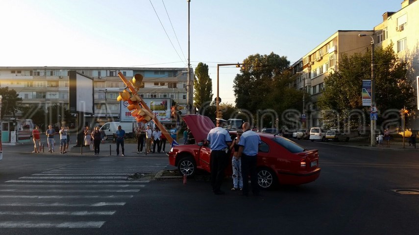 a intrat cu masina intr un semafor in zona garii 606010