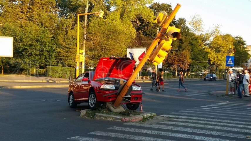 a intrat cu masina intr un semafor in zona garii 606010