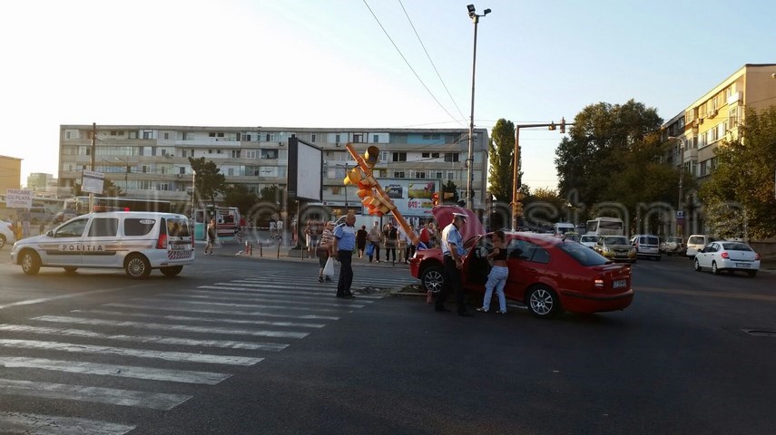 a intrat cu masina intr un semafor in zona garii 606010