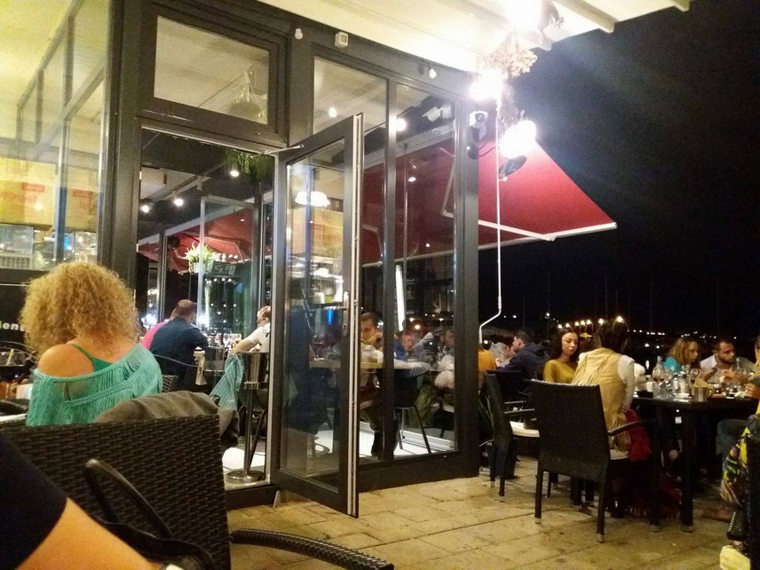 bacaro un restaurant cu atmosfera si muzica relaxante dar cu preparate scumpe din portul turistic tomis