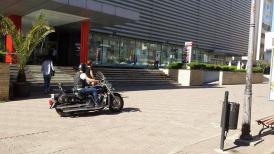 Un motociclist a fost surprins conducând pe aleea pietonală din fața Tomis Mall (galerie foto)