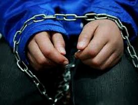 Calvarul unui băieţel de trei ani Legat de propria mamă cu lanţul, de poarta casei. Iată ce pedeapsă a luat femeia!