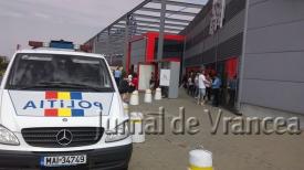 UPDATE 2 Un tânăr s-a prabușit cu tot cu tavanSute de persoane, evacuate de urgenţă din mallul din Focșani (foto)