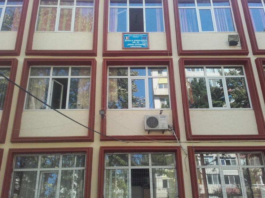 vom purta insemne de protest cursurile incep cu stangul la scoala nr 29 parintii ameninta cu sabotarea