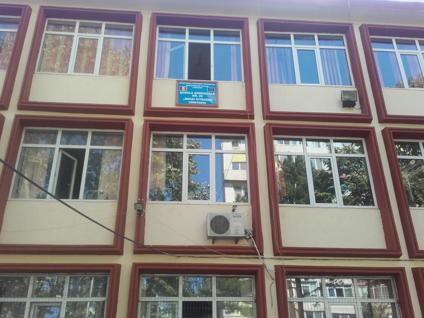 vom purta insemne de protest cursurile incep cu stangul la scoala nr 29 parintii ameninta cu sabotarea