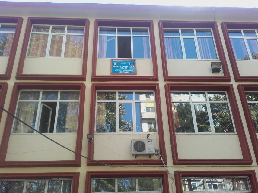 vom purta insemne de protest cursurile incep cu stangul la scoala nr 29 parintii ameninta cu sabotarea