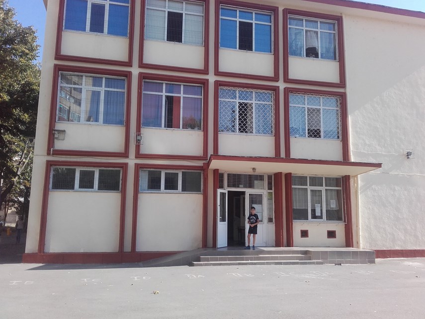 vom purta insemne de protest cursurile incep cu stangul la scoala nr 29 parintii ameninta cu sabotarea