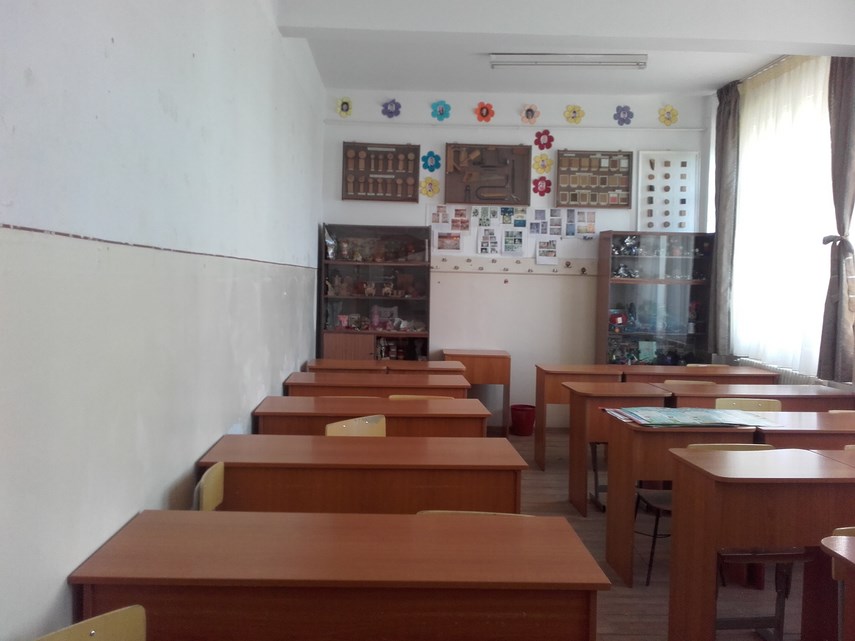 vom purta insemne de protest cursurile incep cu stangul la scoala nr 29 parintii ameninta cu sabotarea