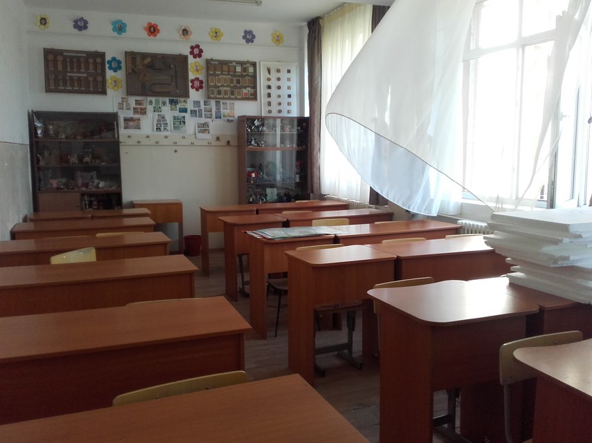 vom purta insemne de protest cursurile incep cu stangul la scoala nr 29 parintii ameninta cu sabotarea