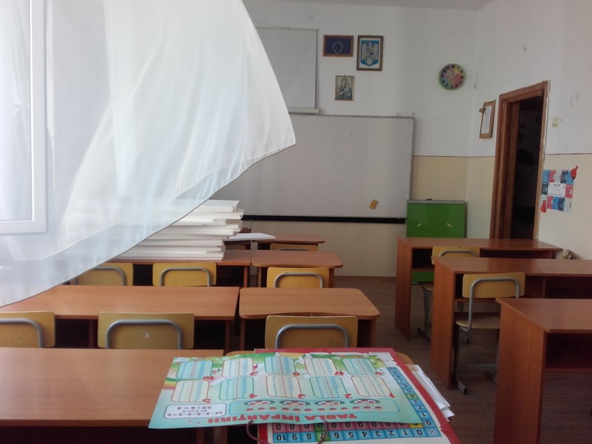 vom purta insemne de protest cursurile incep cu stangul la scoala nr 29 parintii ameninta cu sabotarea