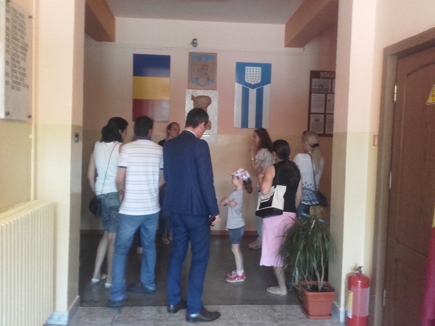 vom purta insemne de protest cursurile incep cu stangul la scoala nr 29 parintii ameninta cu sabotarea