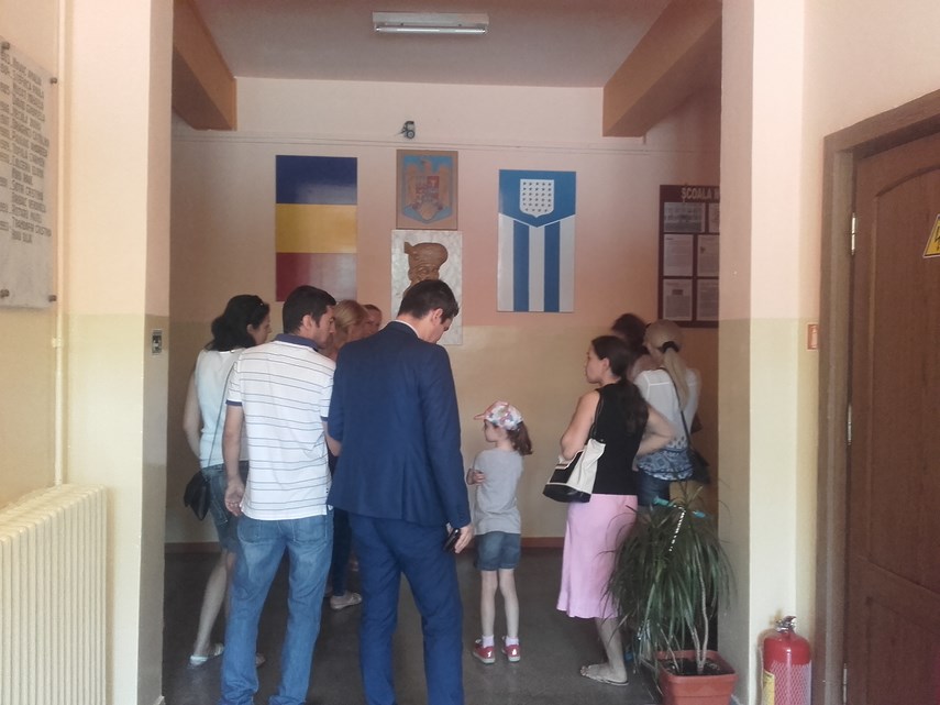 vom purta insemne de protest cursurile incep cu stangul la scoala nr 29 parintii ameninta cu sabotarea