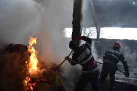 Incendiu la un depozit de furaje din Buzău