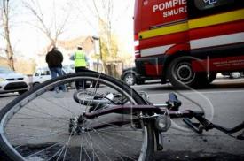 O biciclistă a fost lovită de maşină 