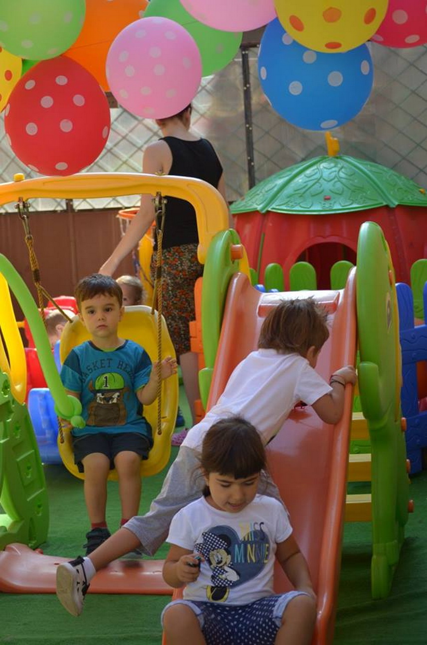micutii de la baby genius constanta au oferit un adevarat spectacol in deschiderea festiva a noului an