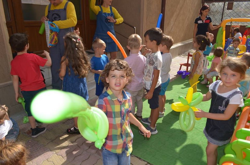 micutii de la baby genius constanta au oferit un adevarat spectacol in deschiderea festiva a noului an