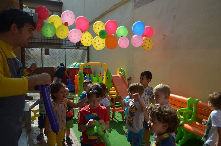 micutii de la baby genius constanta au oferit un adevarat spectacol in deschiderea festiva a noului an