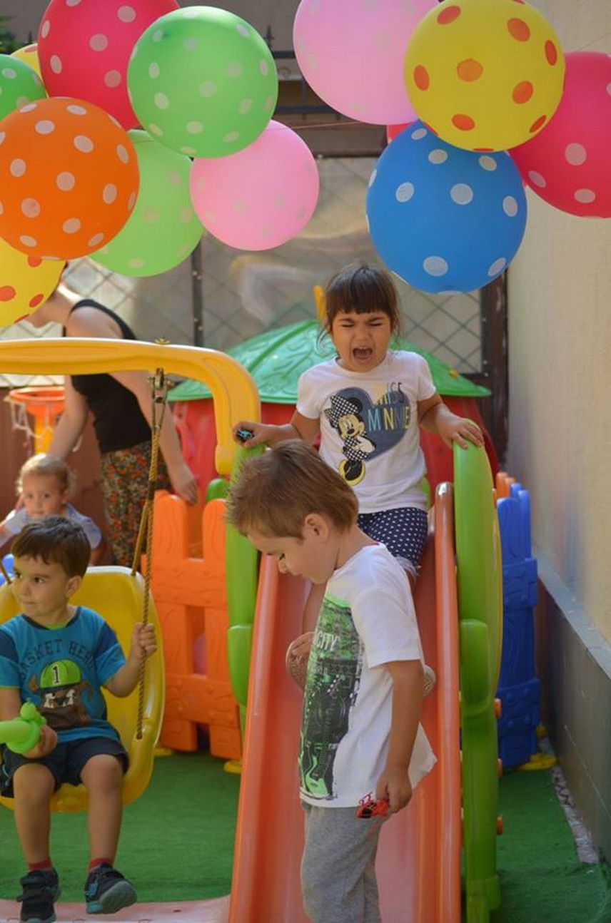 micutii de la baby genius constanta au oferit un adevarat spectacol in deschiderea festiva a noului an