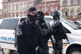 Patru persoane reţinute în urma percheziţiilor de astăzi