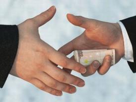 Un funcționar AJFP a luat mită de la mai multe persoane 