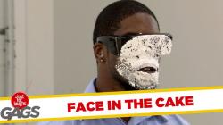 Funny video Un om orb atacat de un tort