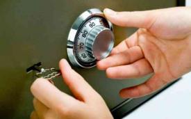 Un român a fost arestat în Marea Britanie pentru furtul unui seif dintr-o moschee