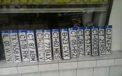 Plăcuțe de înmatriculare, smulse de pe mașini, în urma ploilor