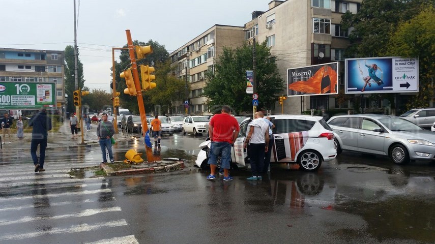 un al doilea accident rutier s a produs la gara a intrat in semafor galerie foto video 607708