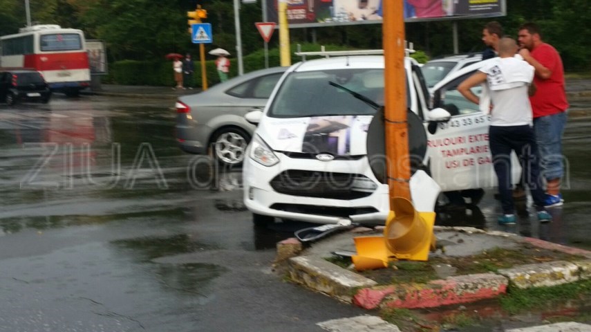 un al doilea accident rutier s a produs la gara a intrat in semafor galerie foto video 607708