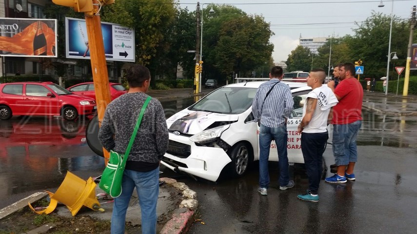 un al doilea accident rutier s a produs la gara a intrat in semafor galerie foto video 607708