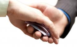 Polițist trimis în judecată pentru luare de mită și abuz în serviciu