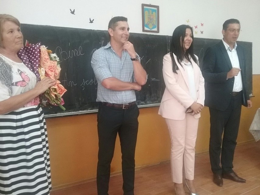 la inceput de an scolar elevii din siminoc au primit rechizite galerie foto 608006