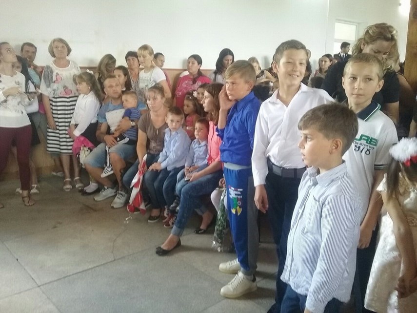 la inceput de an scolar elevii din siminoc au primit rechizite galerie foto 608006