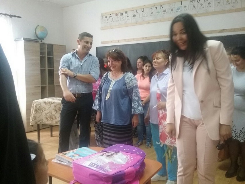 la inceput de an scolar elevii din siminoc au primit rechizite galerie foto 608006