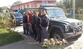 Patru migranţi, opriţi în timp ce intenţionau să intre ilegal în România (galerie foto)
